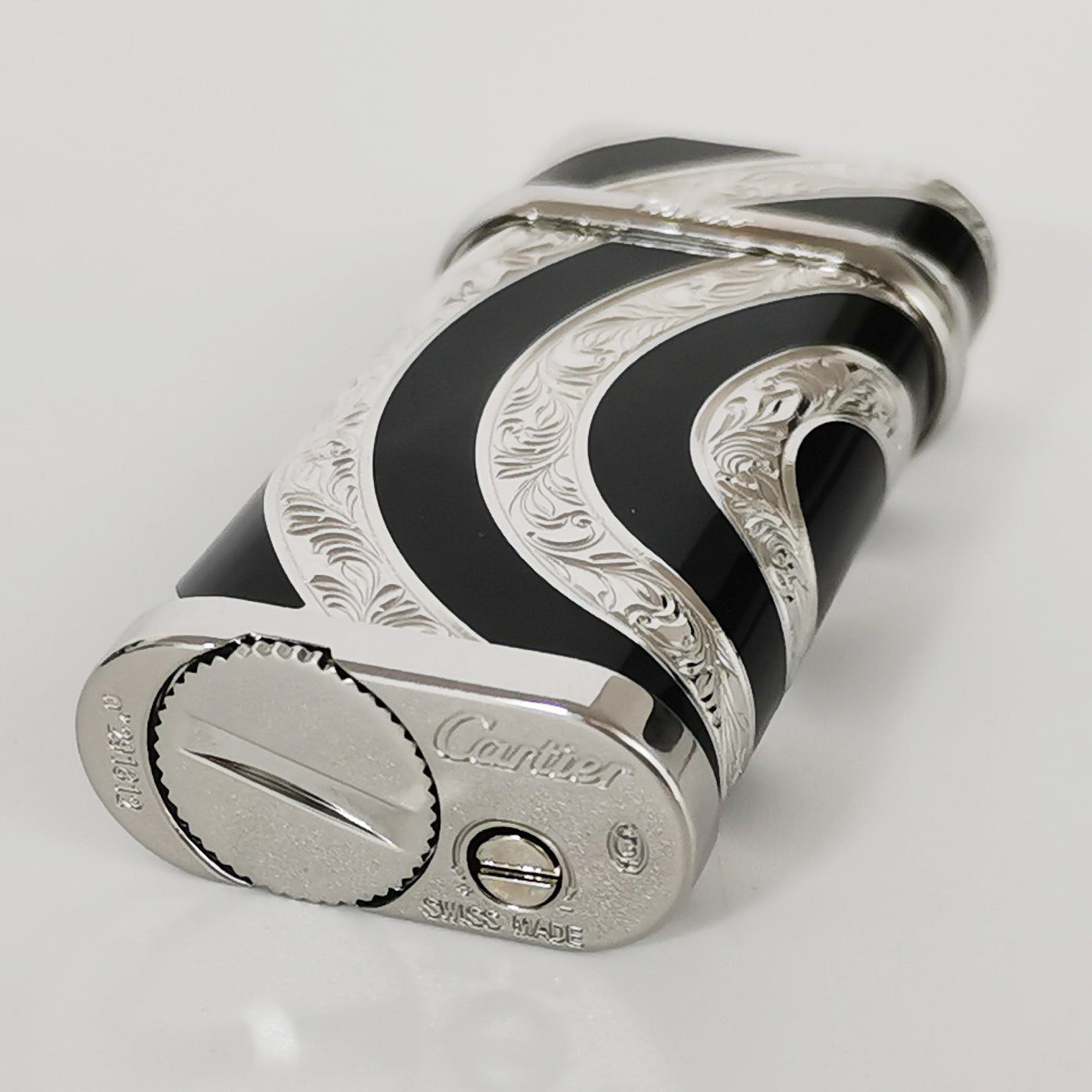 Cartier Royking Gas Lighter Gold Black Vintage - Close-up