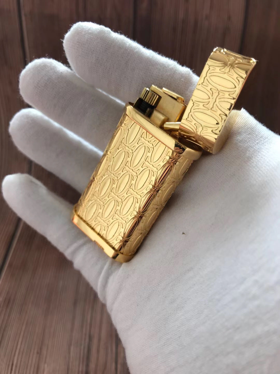 Cartier Full Body C De Engraving Metal Lighter Finish Yellow Gold - Close-up