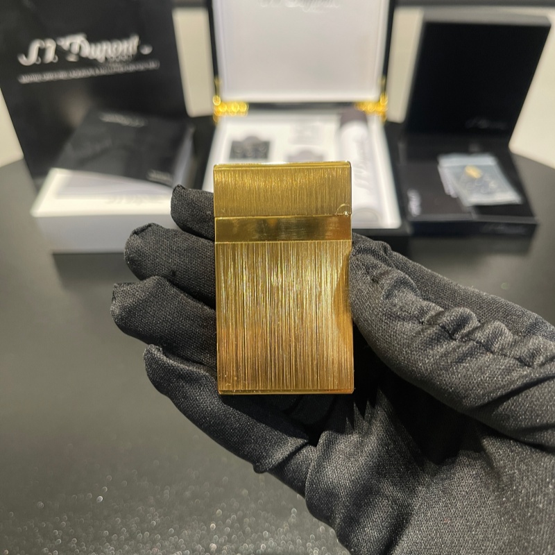 S.T. Dupont Ligne 2 Vertical Line Gold Lighter
