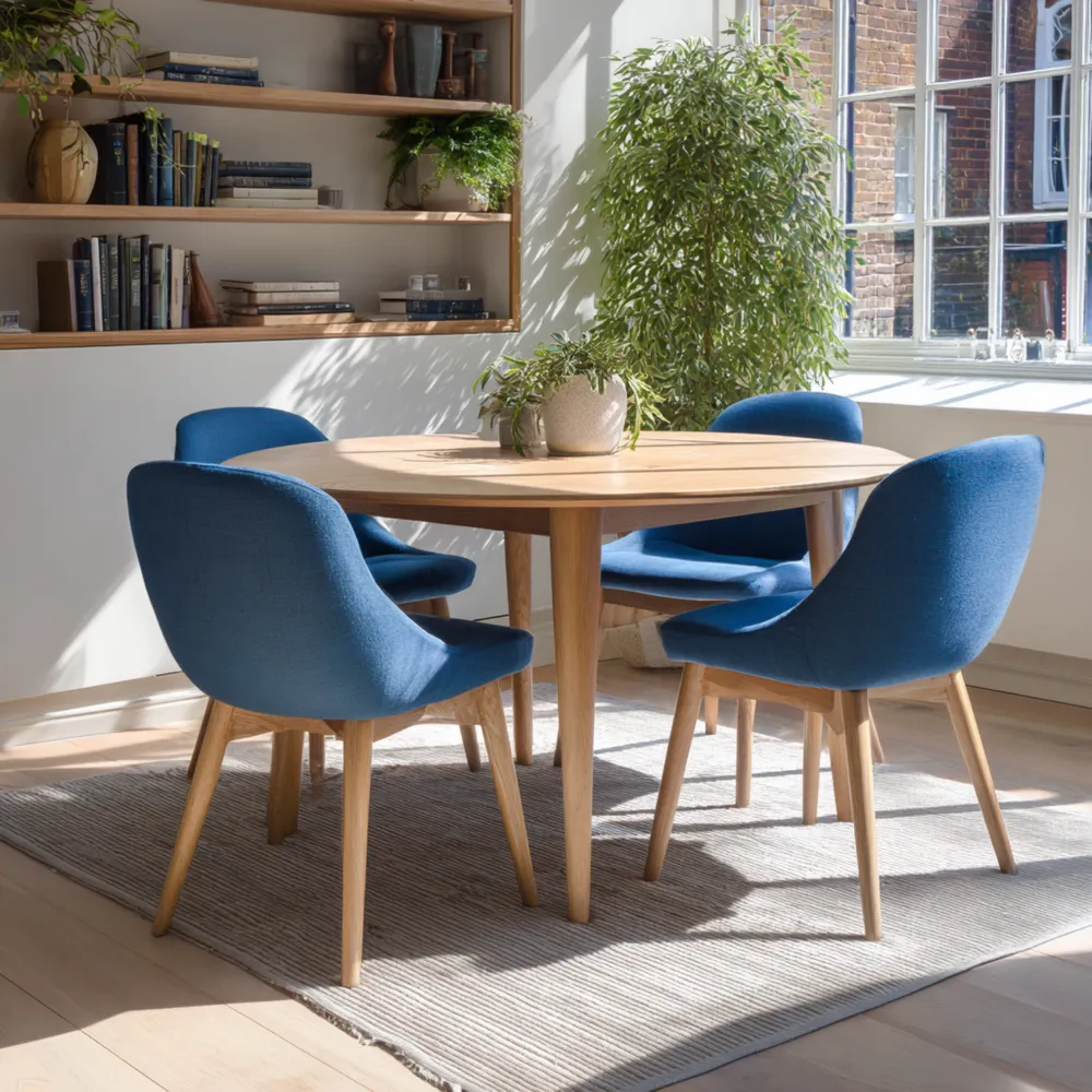 Set tavolo da pranzo rotondo in legno massello 120x120x75 cm con sedie imbottite Blu 50x55x85 cm – Design moderno