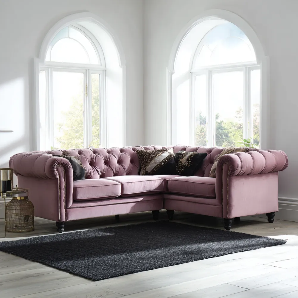 Ecksofa Samtgepolstert 300x220x80 cm – Rosa – Chesterfield Design-Dwellinora