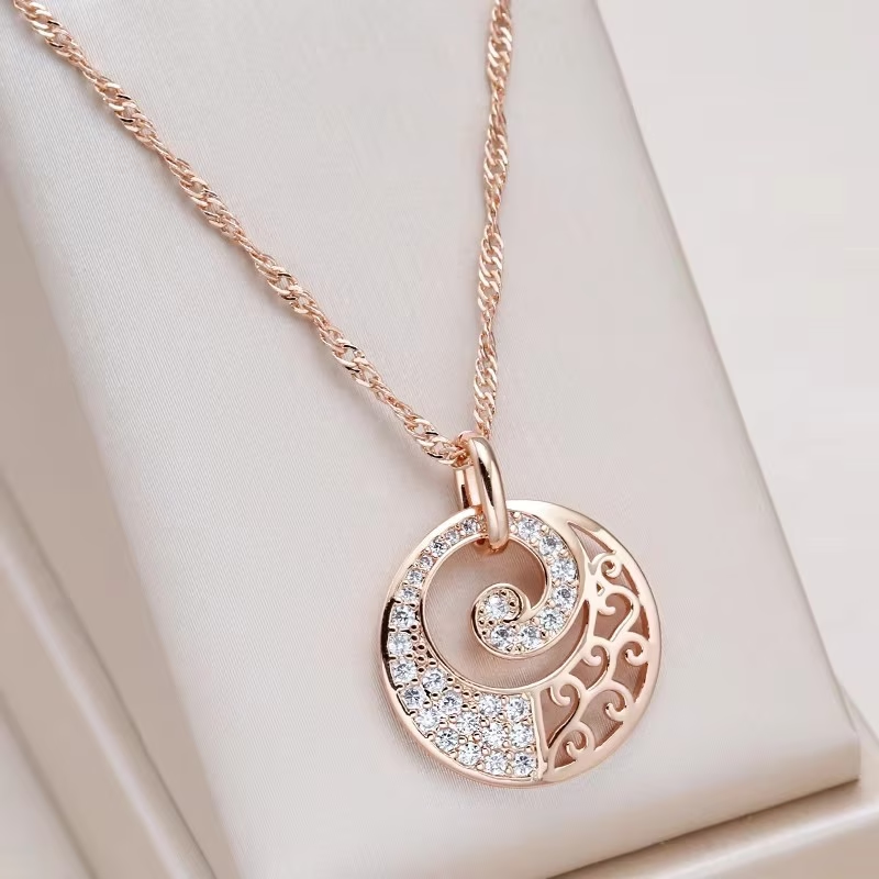 Collana Dorata di Lusso con Motivo Floreale Intagliato, Gioiello Elegante da Donna