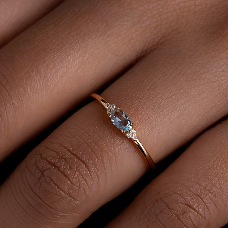 Anello placcato oro dal design minimalista e moderno, incastonato con pietre colorate. Può essere indossato come anello di fidanzamento o elegante accessorio per le feste, è un regalo di Natale indispensabile adatto sia alle ragazze che ai ragazzi.