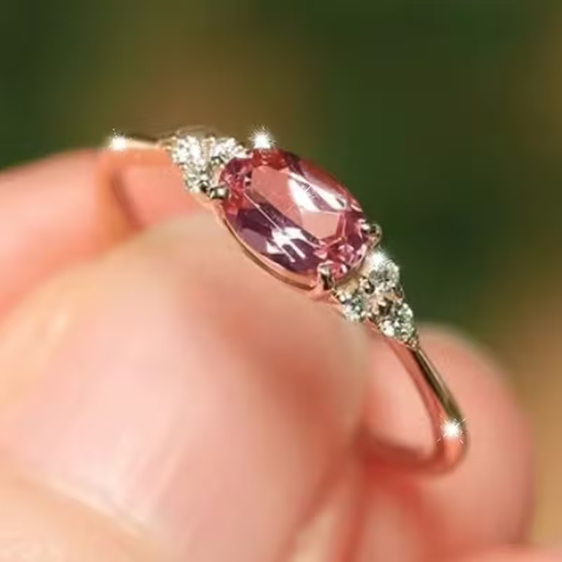 Anello placcato oro dal design minimalista e moderno, incastonato con pietre colorate. Può essere indossato come anello di fidanzamento o elegante accessorio per le feste, è un regalo di Natale indispensabile adatto sia alle ragazze che ai ragazzi.