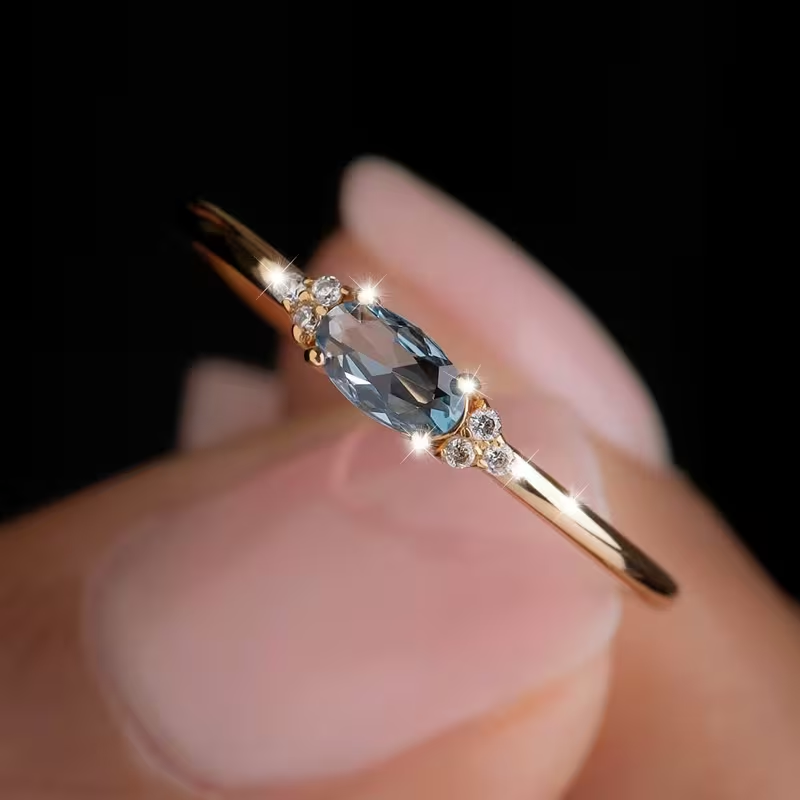 Anello placcato oro dal design minimalista e moderno, incastonato con pietre colorate. Può essere indossato come anello di fidanzamento o elegante accessorio per le feste, è un regalo di Natale indispensabile adatto sia alle ragazze che ai ragazzi.