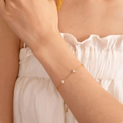 Bracciale da donna in acciaio inossidabile con quadrifoglio e ciondolo stelle incastonato di zirconi, modello versatile, ideale per uso quotidiano e regalo per la Festa della Mamma