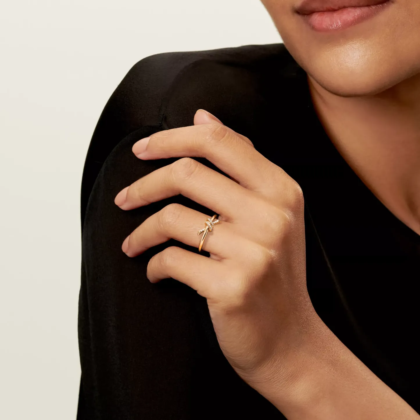 Anello Tiffany Knot in platino con diamanti