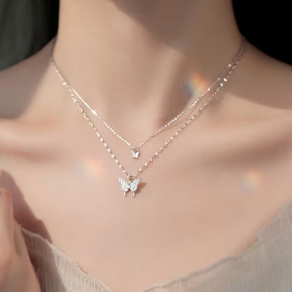 Collana femminile con doppio ciondolo a farfalla – dettagli luminosi, gioiello con catena delicata adatto per uso quotidiano e feste, stile retrò minimalista, accessorio versatile, lavorazione fine con perline sottili