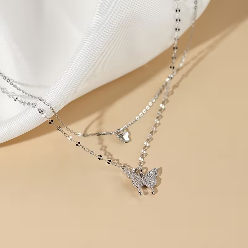 Collana femminile con doppio ciondolo a farfalla – dettagli luminosi, gioiello con catena delicata adatto per uso quotidiano e feste, stile retrò minimalista, accessorio versatile, lavorazione fine con perline sottili