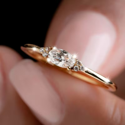Anello placcato oro dal design minimalista e moderno, incastonato con pietre colorate. Può essere indossato come anello di fidanzamento o elegante accessorio per le feste, è un regalo di Natale indispensabile adatto sia alle ragazze che ai ragazzi.