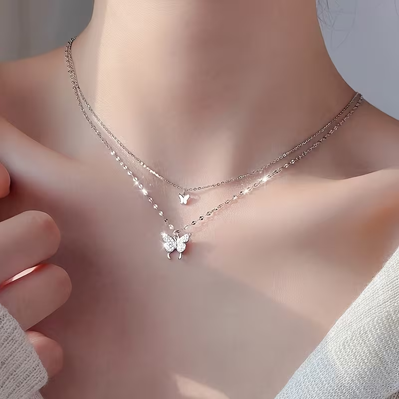Collana femminile con doppio ciondolo a farfalla – dettagli luminosi, gioiello con catena delicata adatto per uso quotidiano e feste, stile retrò minimalista, accessorio versatile, lavorazione fine con perline sottili