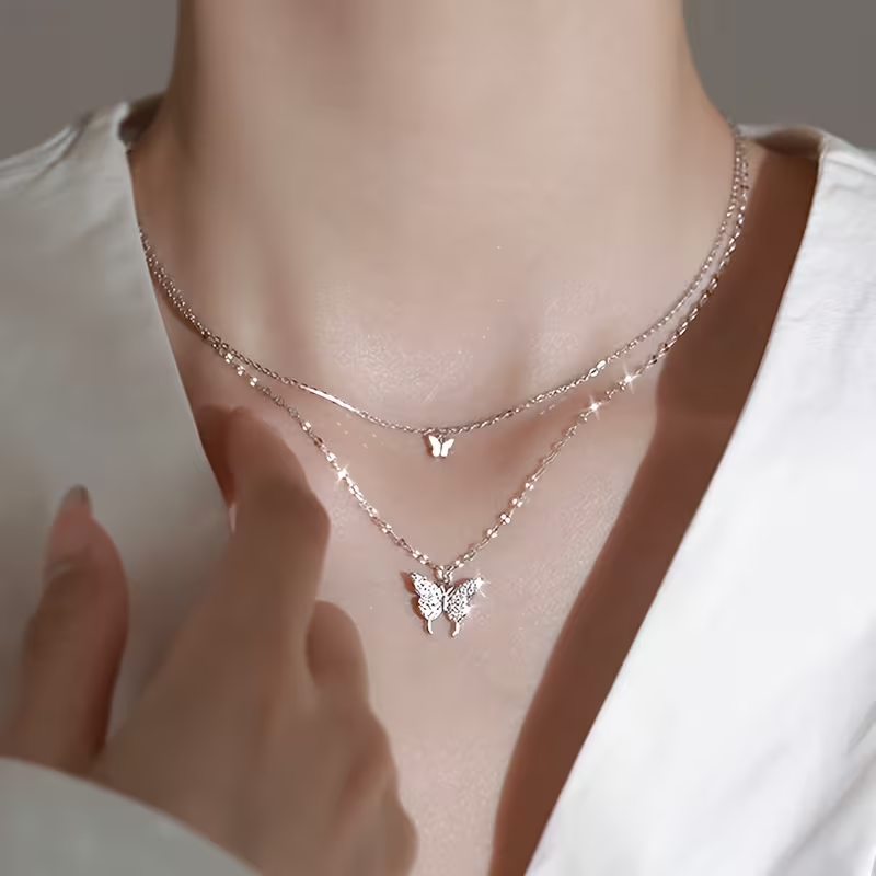 Collana femminile con doppio ciondolo a farfalla – dettagli luminosi, gioiello con catena delicata adatto per uso quotidiano e feste, stile retrò minimalista, accessorio versatile, lavorazione fine con perline sottili