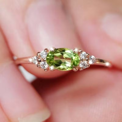 Anello placcato oro dal design minimalista e moderno, incastonato con pietre colorate. Può essere indossato come anello di fidanzamento o elegante accessorio per le feste, è un regalo di Natale indispensabile adatto sia alle ragazze che ai ragazzi.