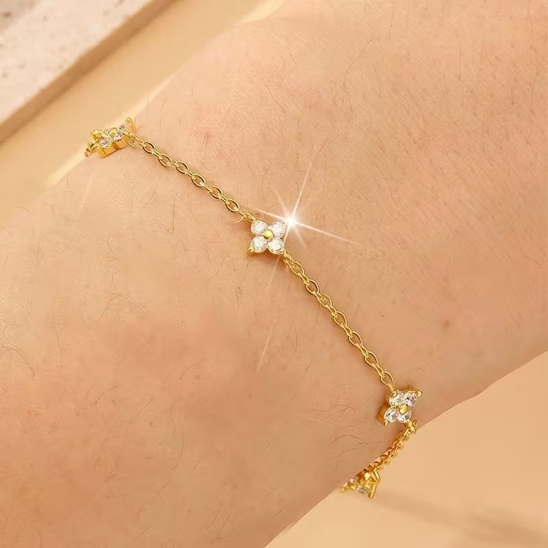 Bracciale da donna in acciaio inossidabile con quadrifoglio e ciondolo stelle incastonato di zirconi, modello versatile, ideale per uso quotidiano e regalo per la Festa della Mamma