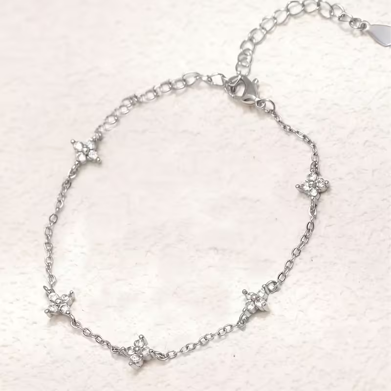 Bracciale da donna in acciaio inossidabile con quadrifoglio e ciondolo stelle incastonato di zirconi, modello versatile, ideale per uso quotidiano e regalo per la Festa della Mamma