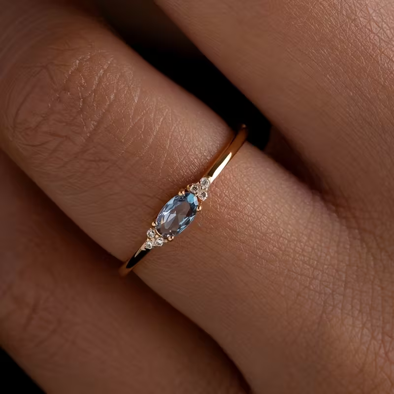 Anello placcato oro dal design minimalista e moderno, incastonato con pietre colorate. Può essere indossato come anello di fidanzamento o elegante accessorio per le feste, è un regalo di Natale indispensabile adatto sia alle ragazze che ai ragazzi.