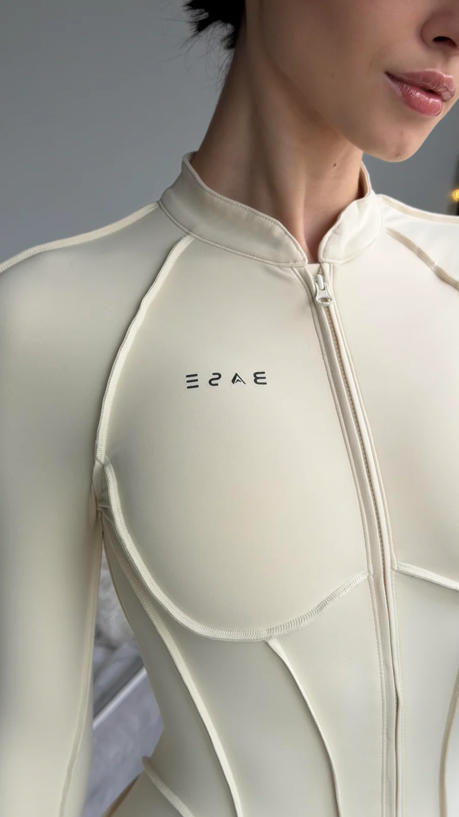 Dlhý uzavretý overal s motýľom – čokoládová farba