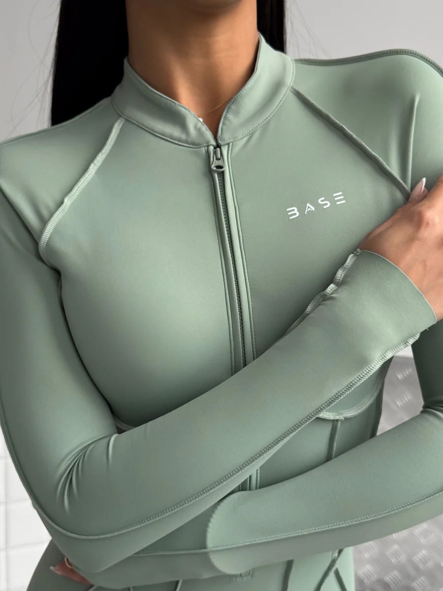 Dlhý uzavretý overal s motýľom – čokoládová farba