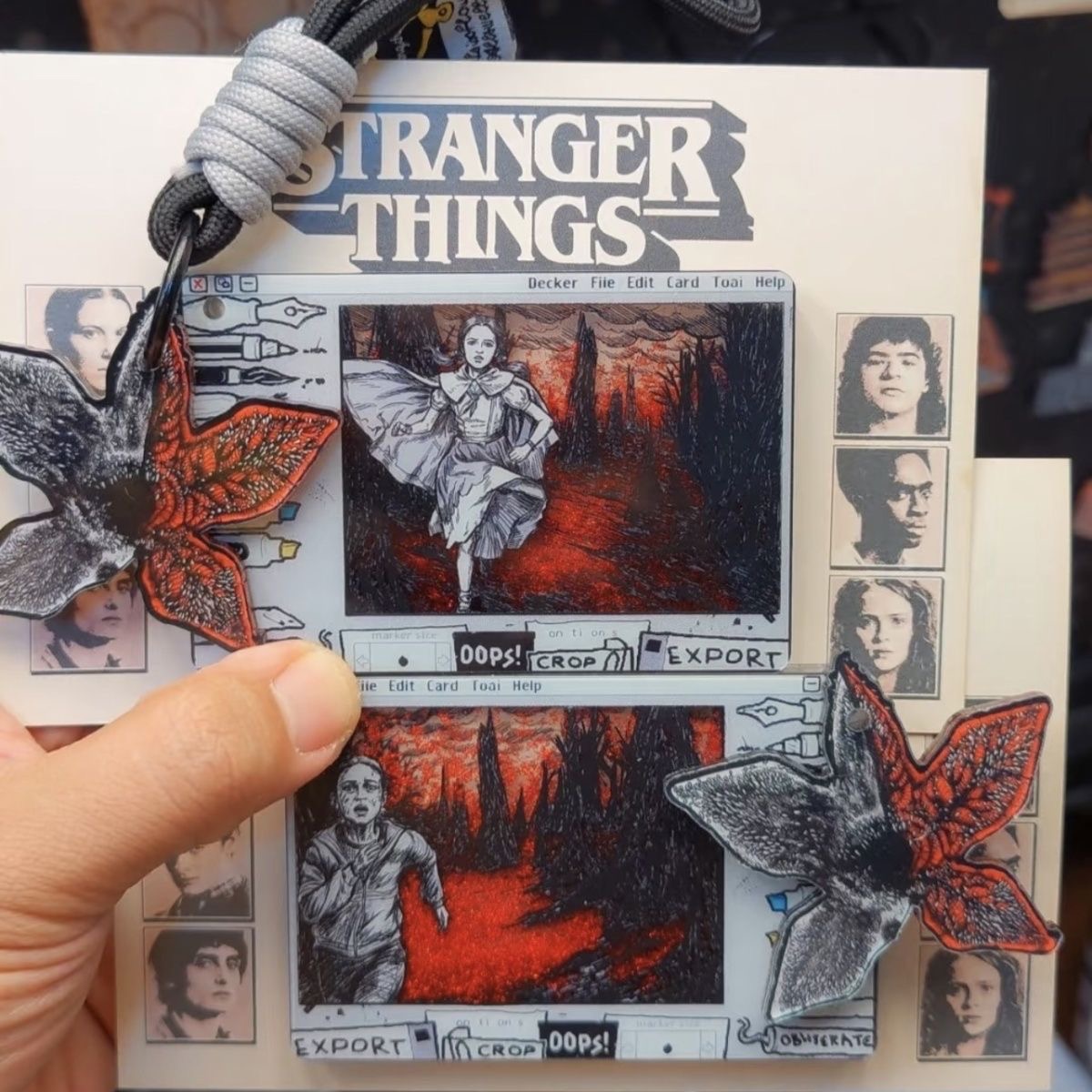 tranger Things The Upside Down Quicksand Card & Demogorgon Keychain Set, Horror TV Fan Collectible Key Pendant Gift
