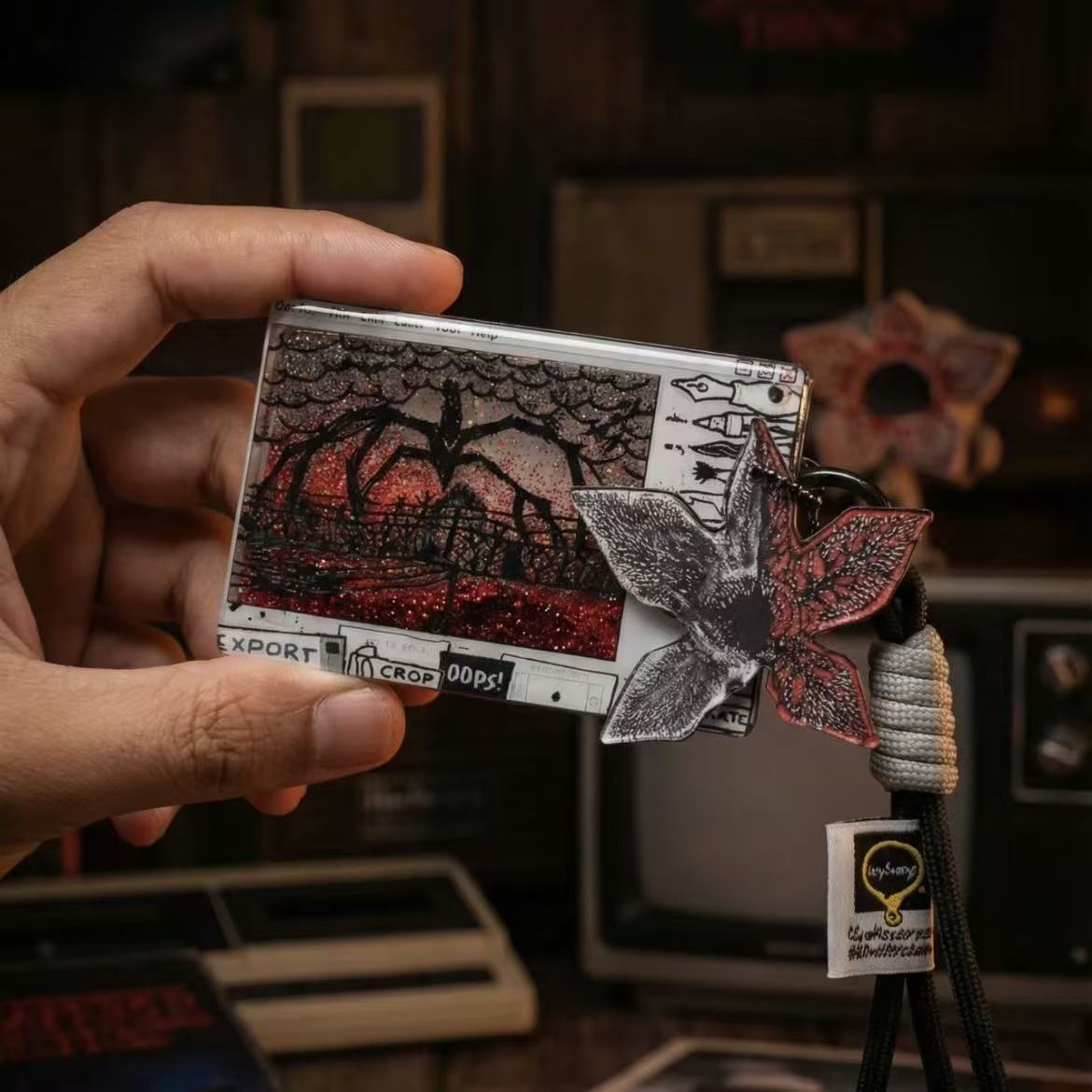 tranger Things The Upside Down Quicksand Card & Demogorgon Keychain Set, Horror TV Fan Collectible Key Pendant Gift