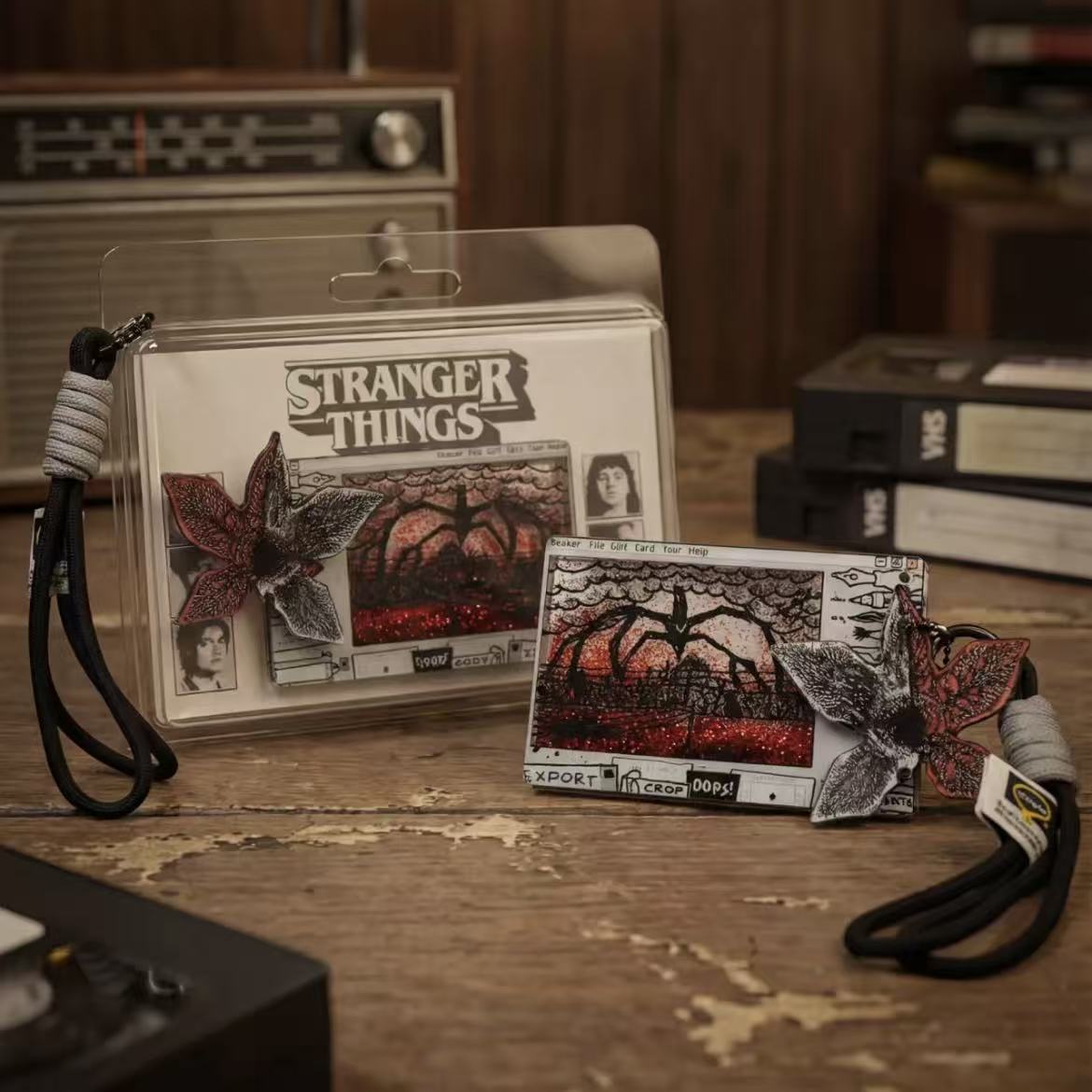 tranger Things The Upside Down Quicksand Card & Demogorgon Keychain Set, Horror TV Fan Collectible Key Pendant Gift