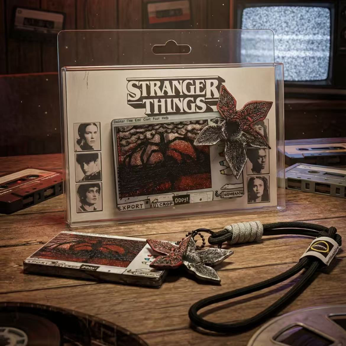 tranger Things The Upside Down Quicksand Card & Demogorgon Keychain Set, Horror TV Fan Collectible Key Pendant Gift