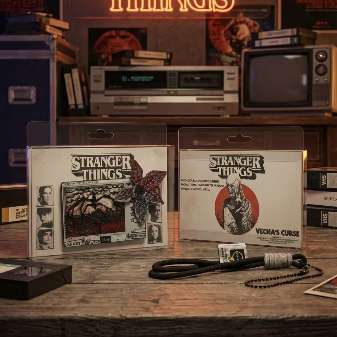 tranger Things The Upside Down Quicksand Card & Demogorgon Keychain Set, Horror TV Fan Collectible Key Pendant Gift