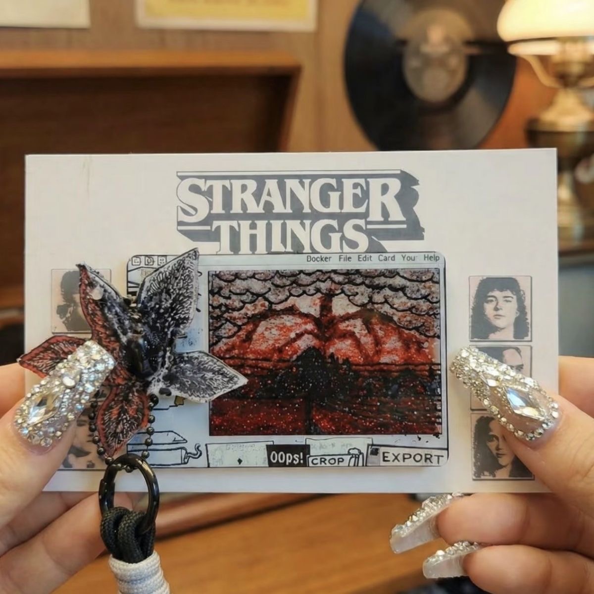 tranger Things The Upside Down Quicksand Card & Demogorgon Keychain Set, Horror TV Fan Collectible Key Pendant Gift