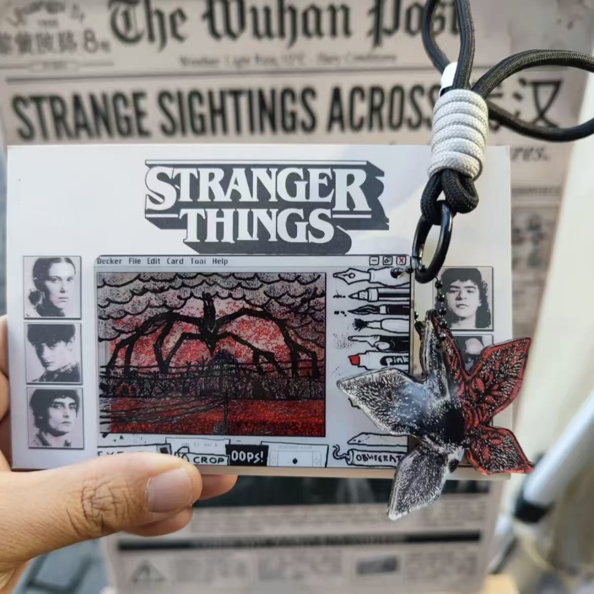 tranger Things The Upside Down Quicksand Card & Demogorgon Keychain Set, Horror TV Fan Collectible Key Pendant Gift