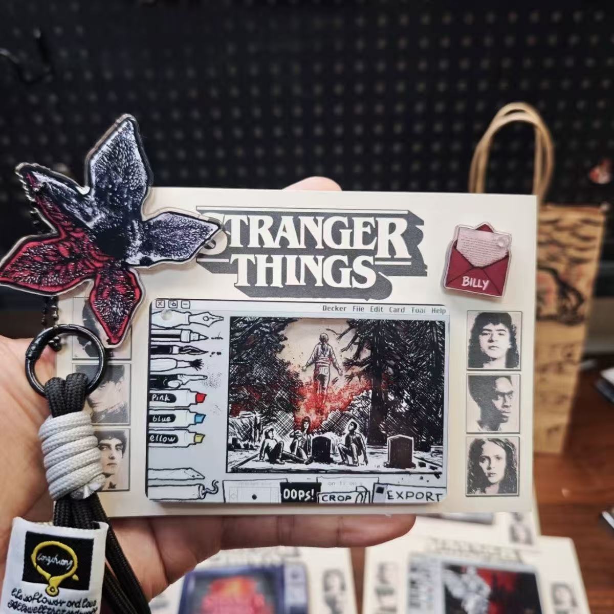 tranger Things The Upside Down Quicksand Card & Demogorgon Keychain Set, Horror TV Fan Collectible Key Pendant Gift