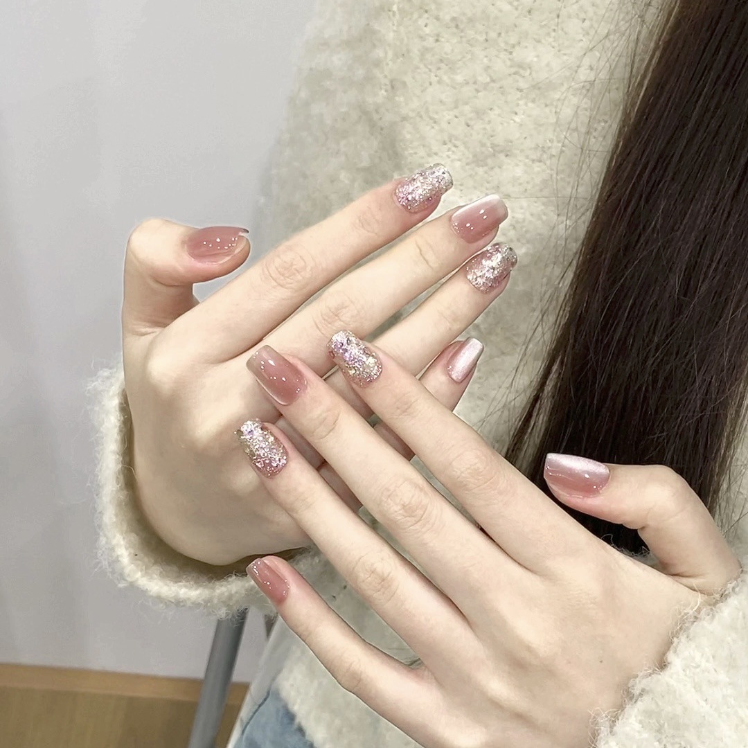 Stardust Dream: Pink Cat-Eye & Glitter Nails