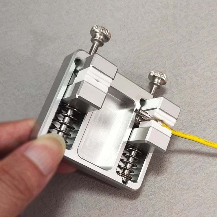 Heavy-duty aluminum welding clamp with temperature-resistant jaw for circuit board mounting, soldering wire clamp