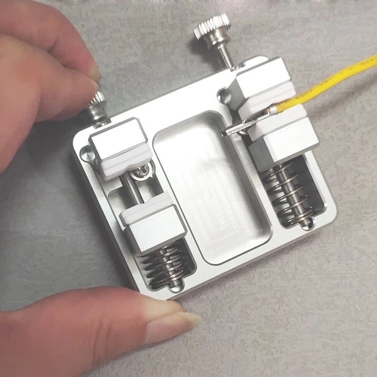 Heavy-duty aluminum welding clamp with temperature-resistant jaw for circuit board mounting, soldering wire clamp
