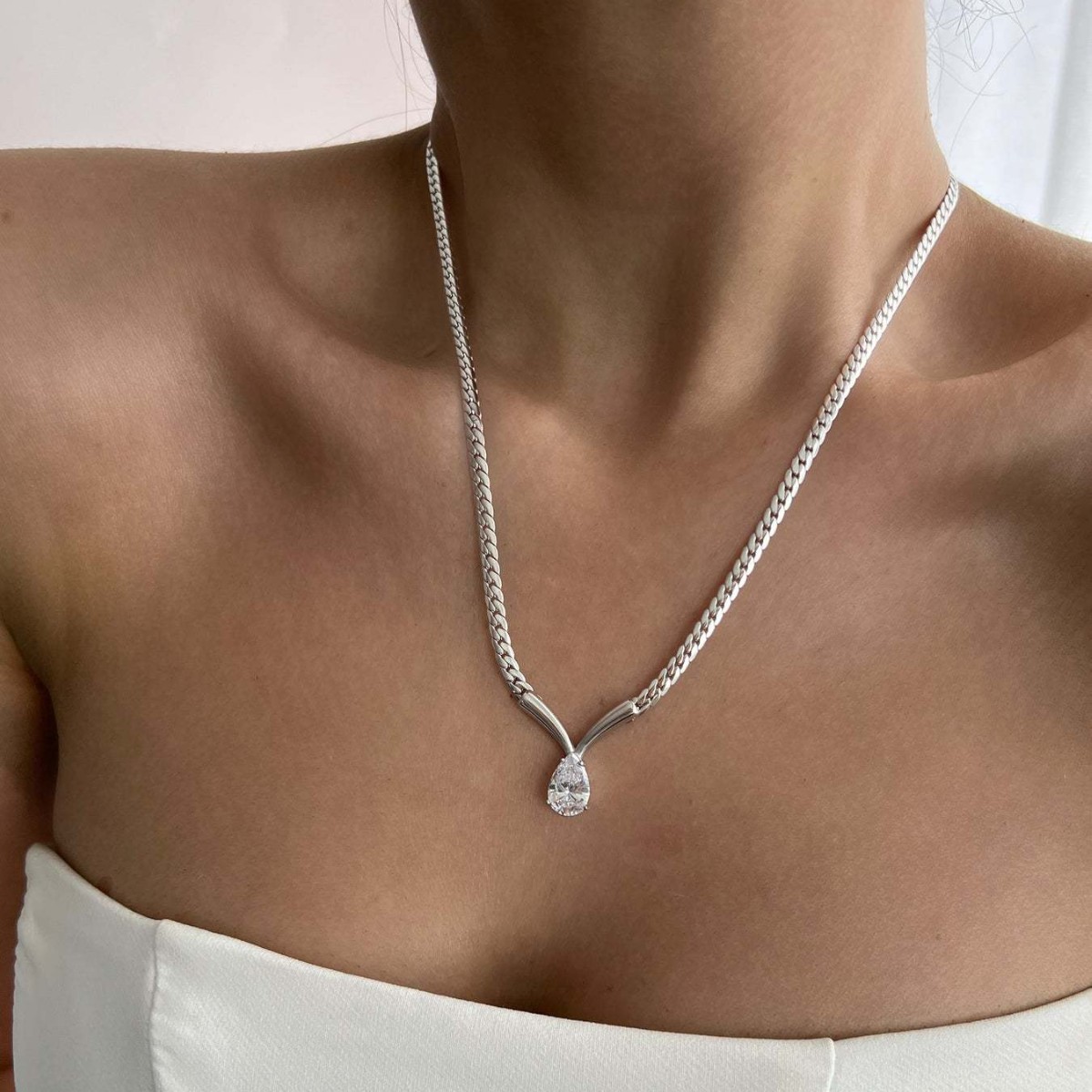 Zircon necklace with horse eyes and droplet-shaped snake bones