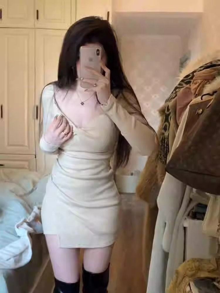 Twist-Front Long-Sleeve Knit Bodycon Dress Square Neck