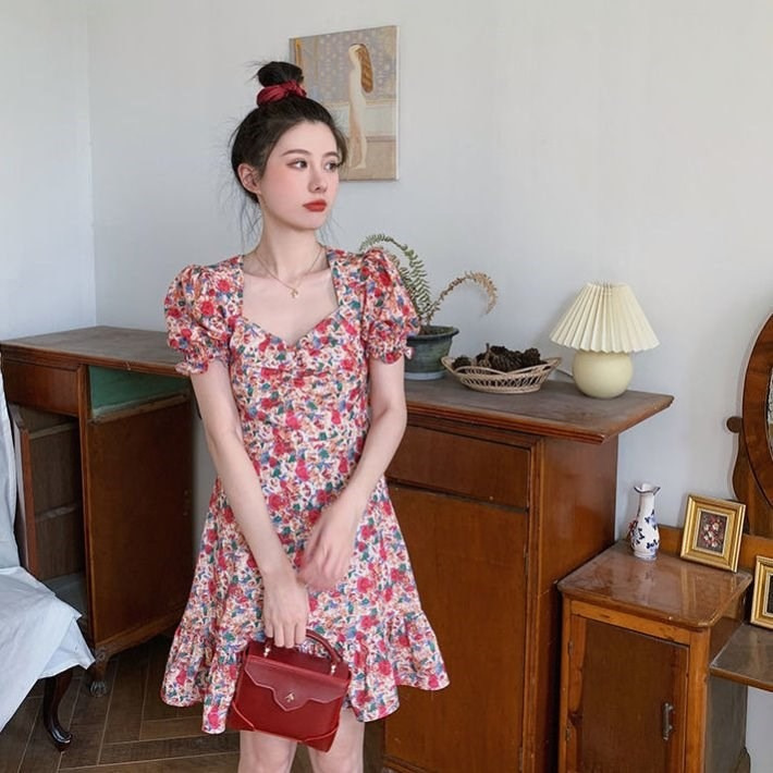 French Vintage Floral Midi Dress with V-Neck and Puff Sleeves