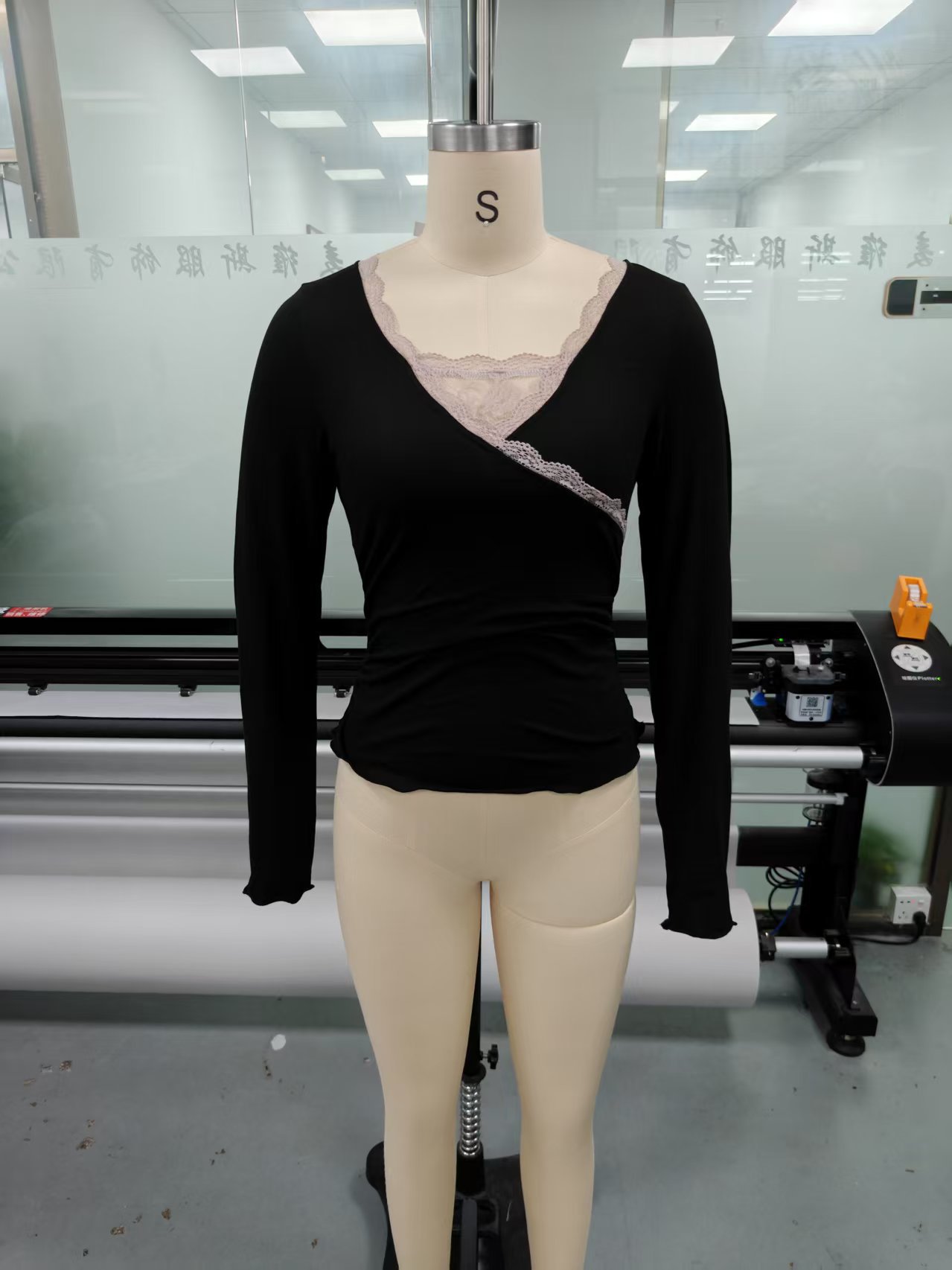 Women's Vintage Lace Trim Fitted Knit Long Sleeve Top
