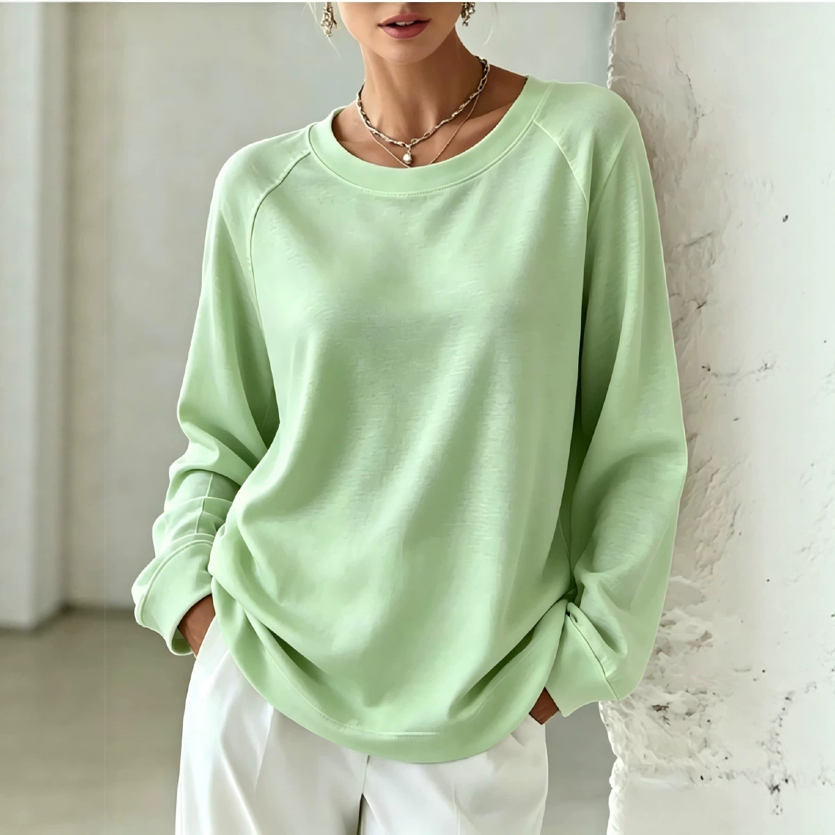Women's Soft-Tone Loose Crewneck Long-Sleeve Sweatshirt