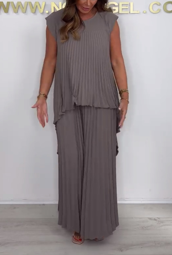 Women's Two-Piece Set with Crew Neck Top and Pleated Straight-Leg Pants