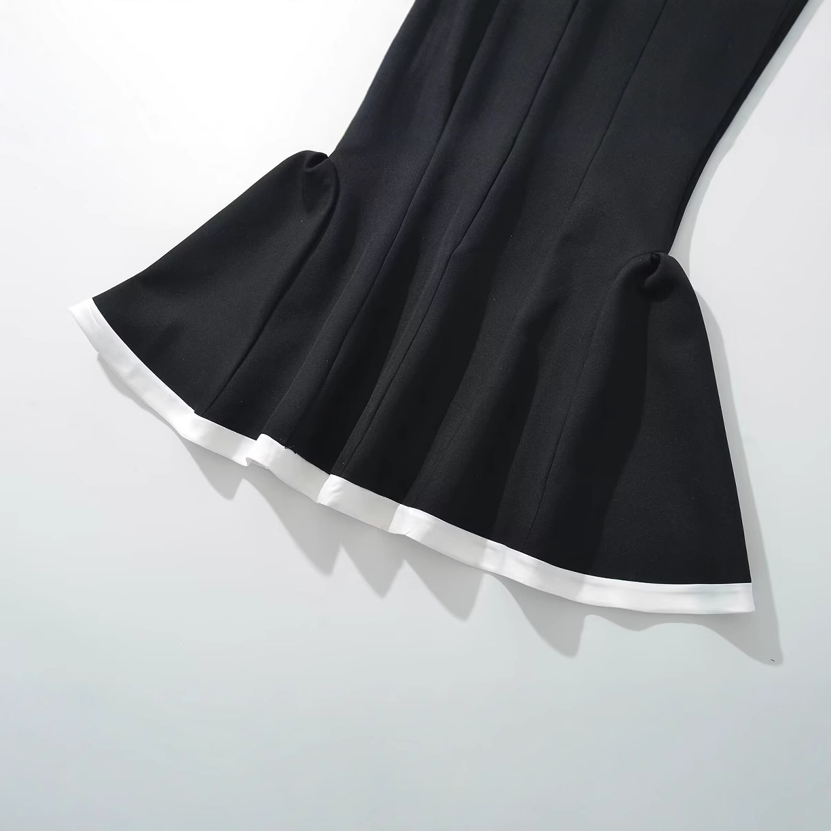 Women's Strapless Dress with Open Back and Puff Sleeves