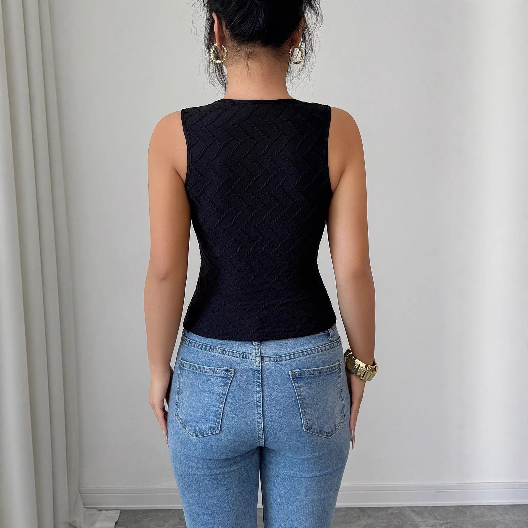 Women's Sleeveless Textured Knit Tank Top with Metal Button