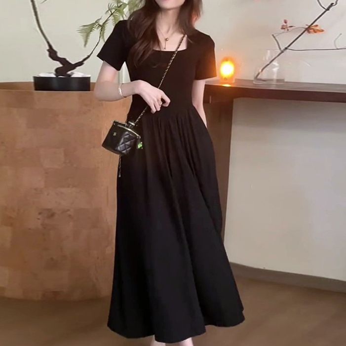 Hepburn-Style French Square-Neck Midi Dress with Pleated Detail