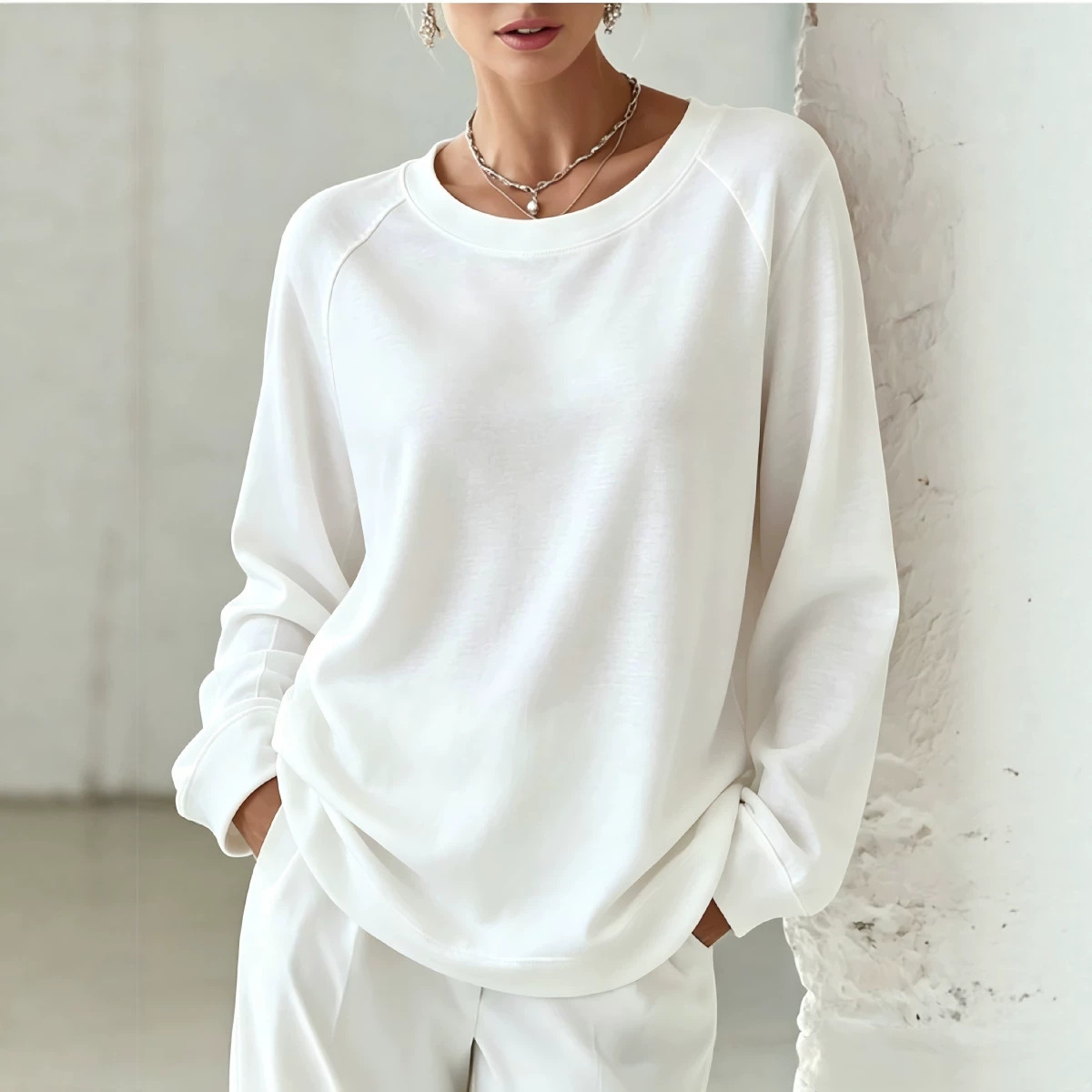 Women's Soft-Tone Loose Crewneck Long-Sleeve Sweatshirt
