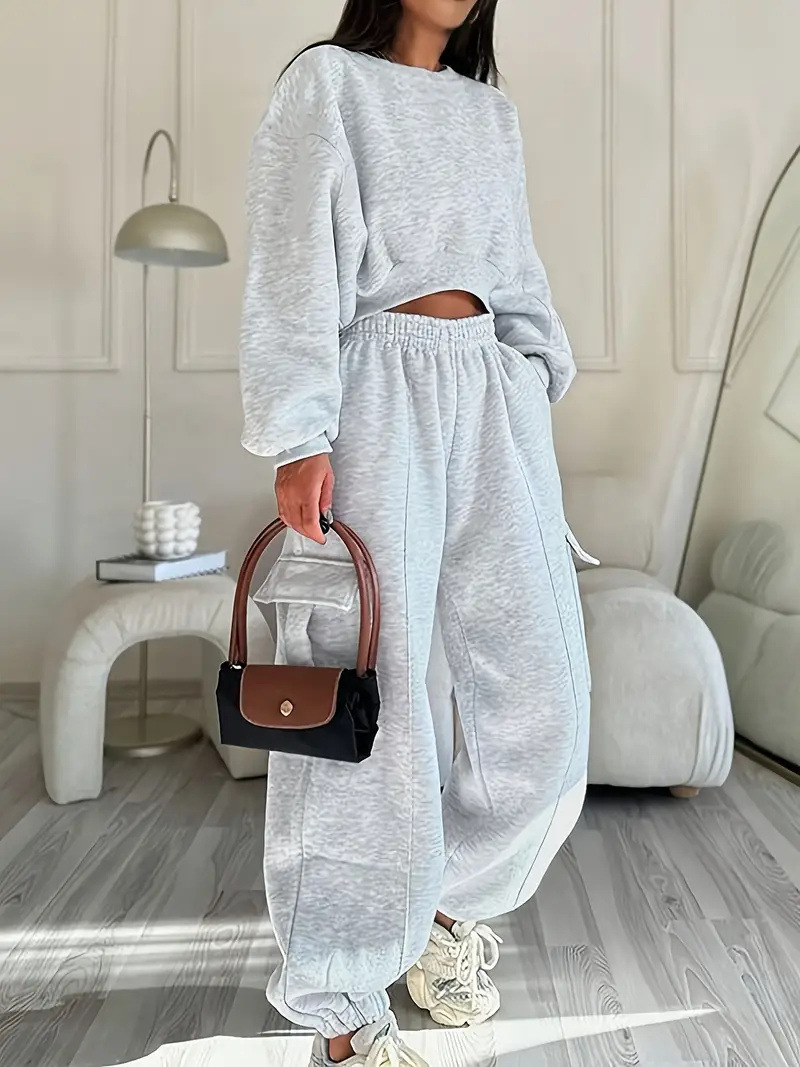 Women's Cropped Crewneck Sweatshirt & Cargo Pants Set - Streetwear