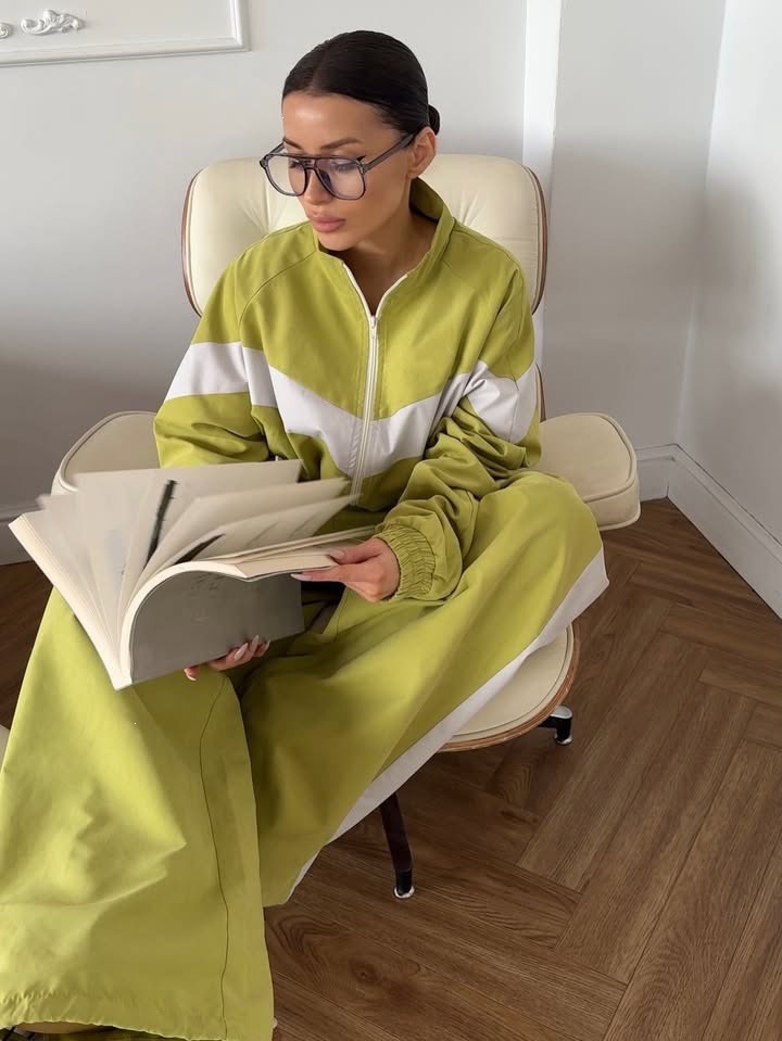 Color-Block V-Stripe Two-Piece Tracksuit with Zip-Up Cropped Jacket and Wide-Leg Jogger Pants