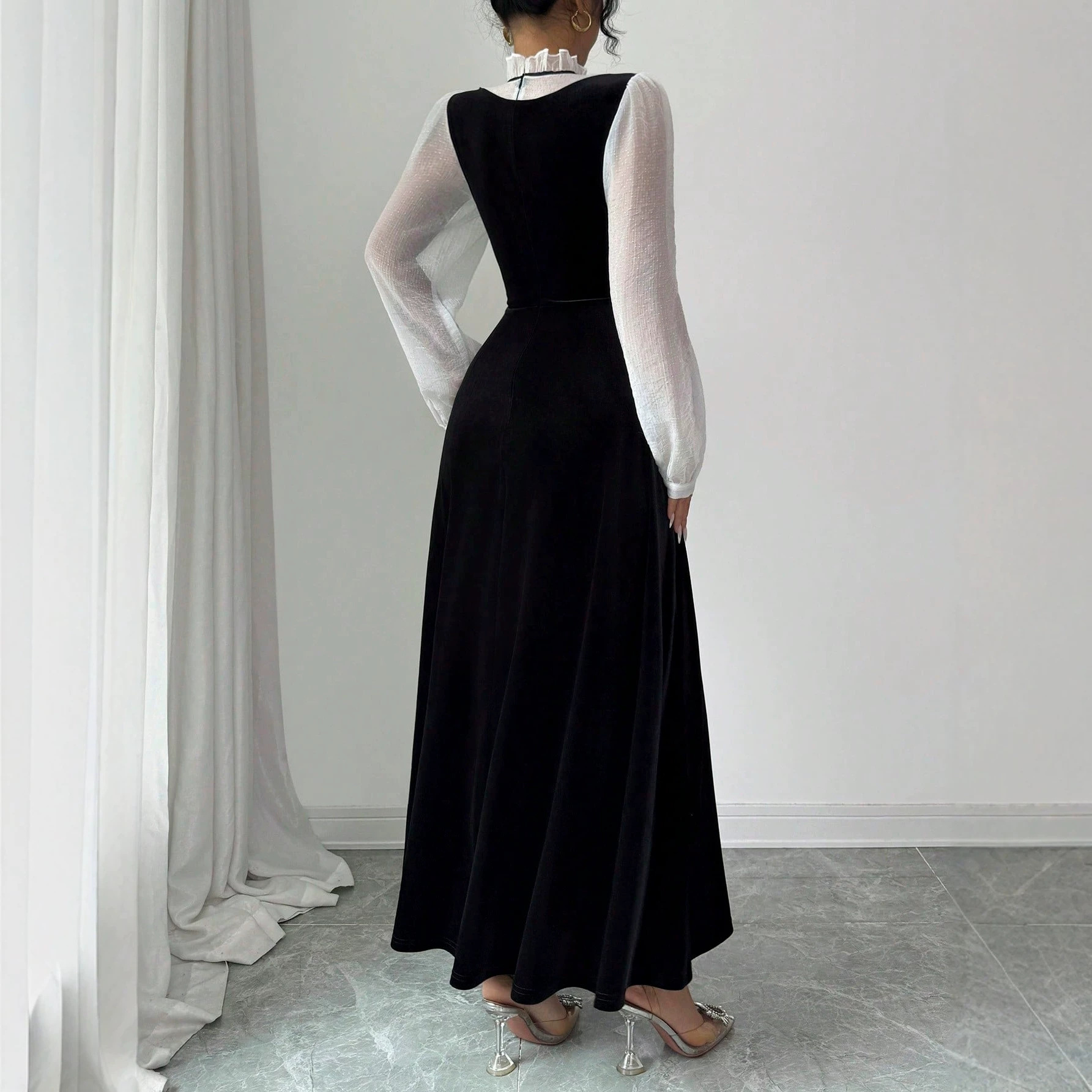 Elegant Hepburn-Style Dress with Ruffle Trim Neckline and Puff Sleeves
