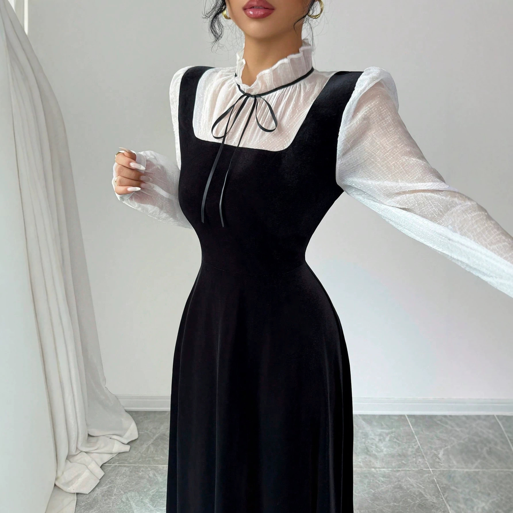 Elegant Hepburn-Style Dress with Ruffle Trim Neckline and Puff Sleeves