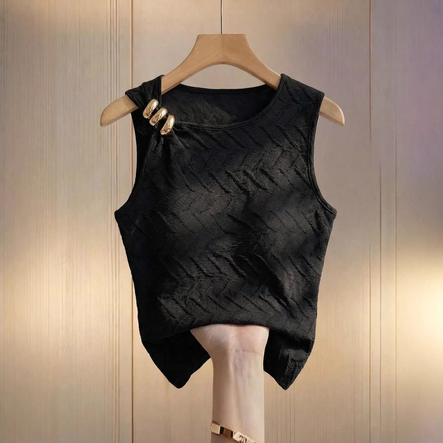 Women's Sleeveless Textured Knit Tank Top with Metal Button
