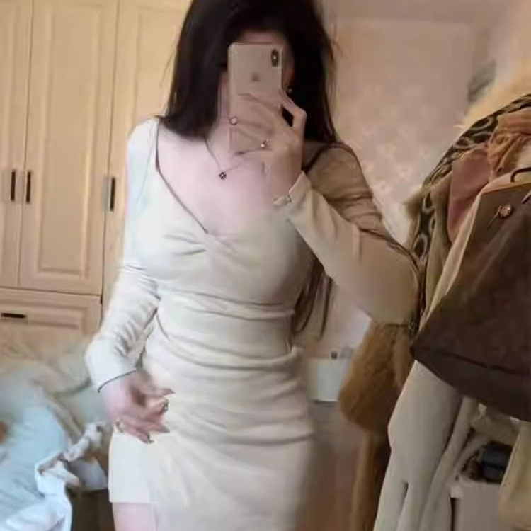 Twist-Front Long-Sleeve Knit Bodycon Dress Square Neck