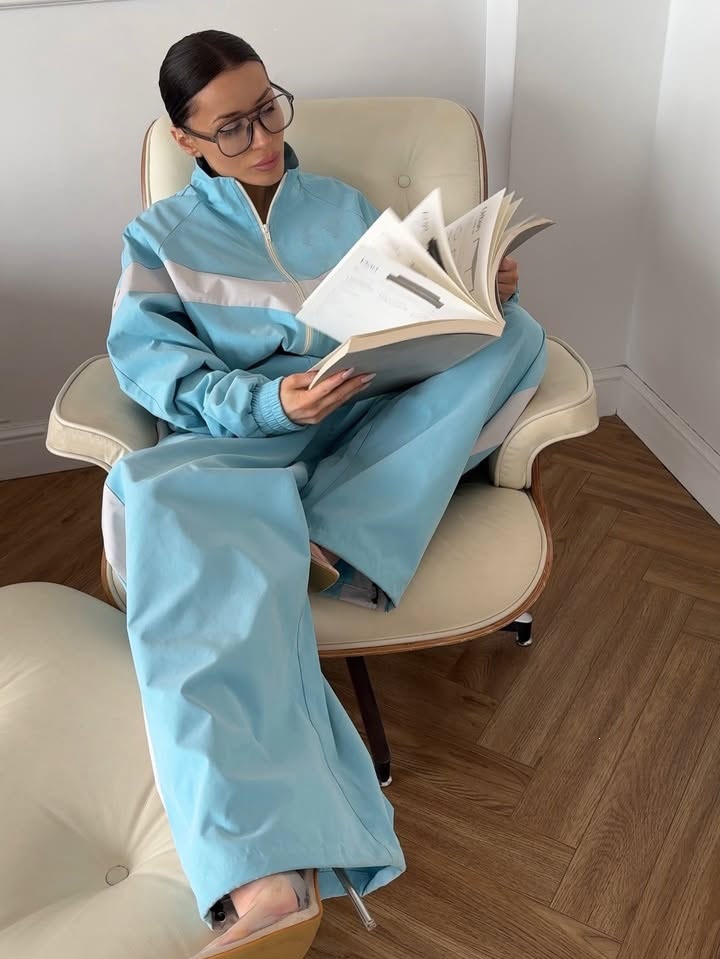 Color-Block V-Stripe Two-Piece Tracksuit with Zip-Up Cropped Jacket and Wide-Leg Jogger Pants